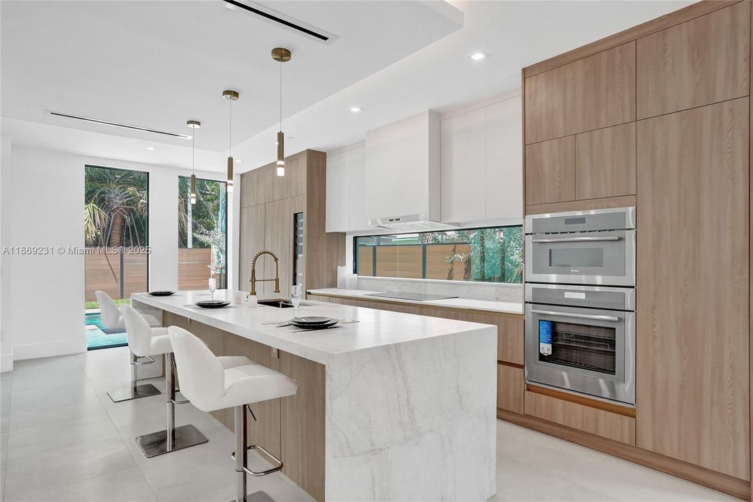 出租: $16,500 (5 贝兹, 4 浴室, 3041 平方英尺)