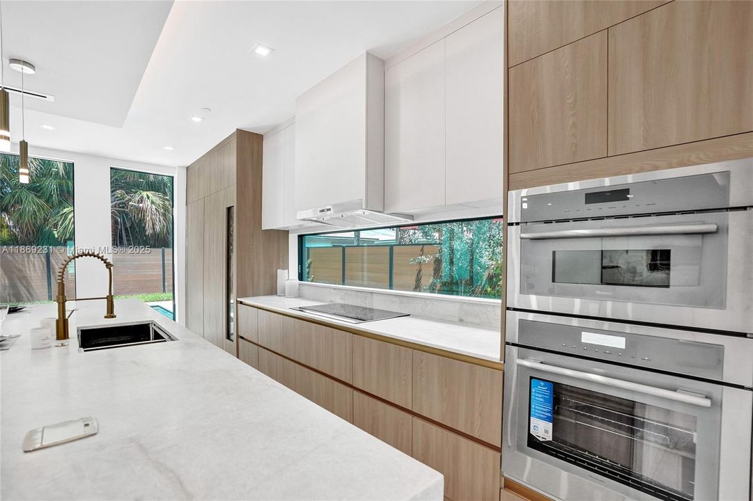 出租: $16,500 (5 贝兹, 4 浴室, 3041 平方英尺)