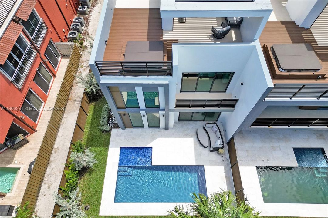 出租: $16,500 (5 贝兹, 4 浴室, 3041 平方英尺)