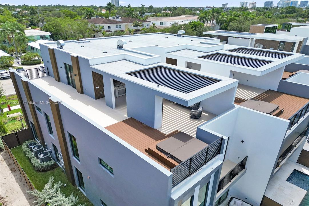 出租: $16,500 (5 贝兹, 4 浴室, 3041 平方英尺)