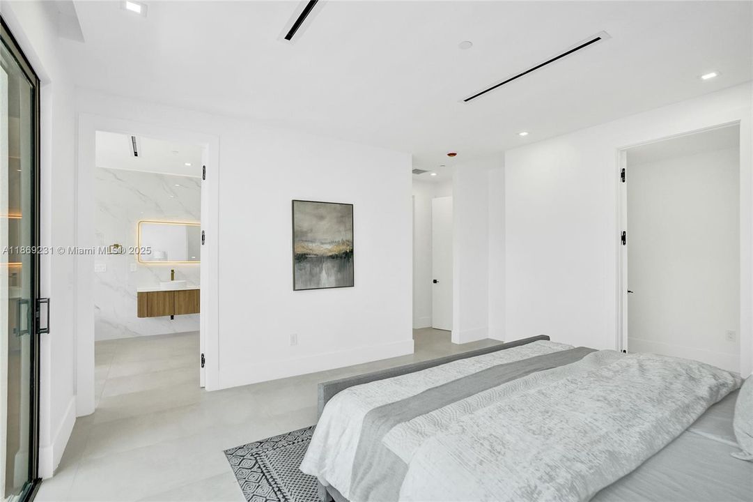 出租: $16,500 (5 贝兹, 4 浴室, 3041 平方英尺)