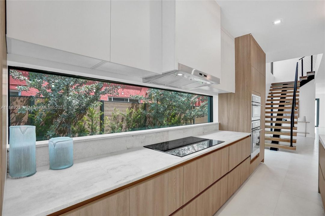 出租: $16,500 (5 贝兹, 4 浴室, 3041 平方英尺)