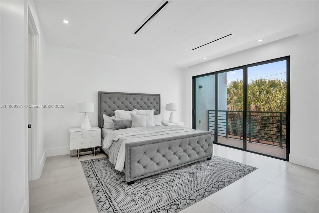 出租: $16,500 (5 贝兹, 4 浴室, 3041 平方英尺)