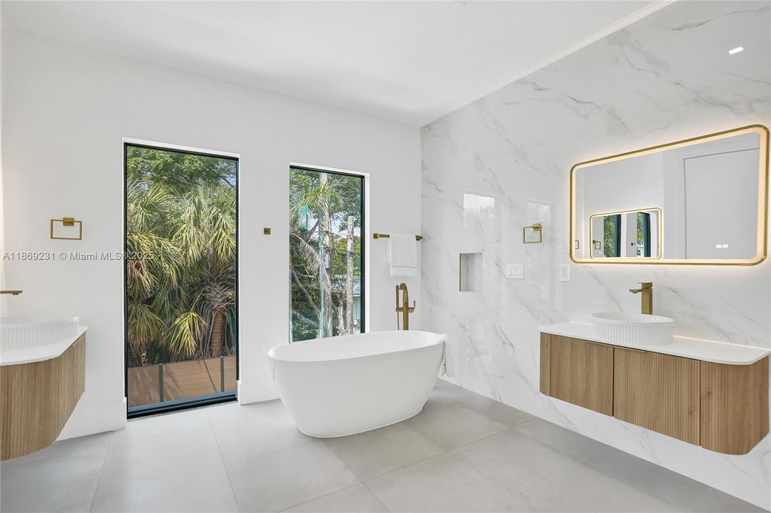 出租: $16,500 (5 贝兹, 4 浴室, 3041 平方英尺)