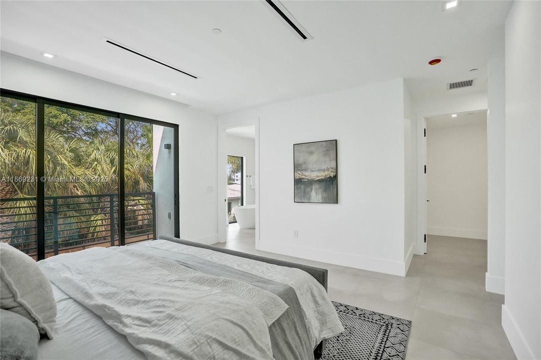 出租: $16,500 (5 贝兹, 4 浴室, 3041 平方英尺)