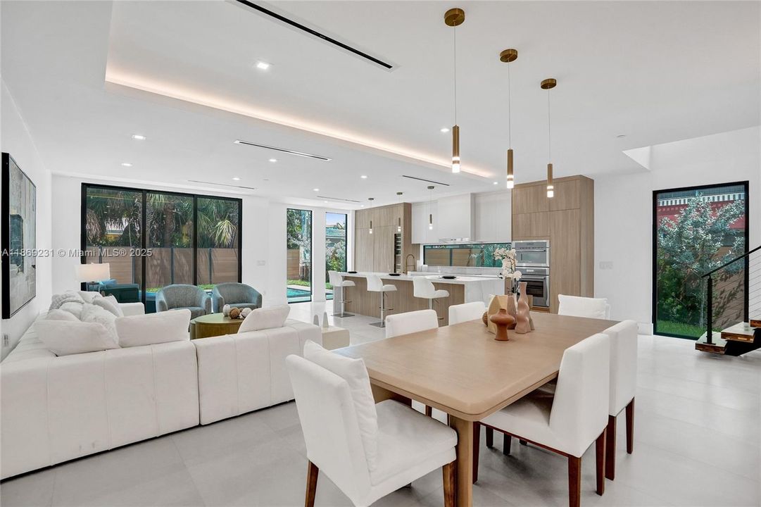 出租: $16,500 (5 贝兹, 4 浴室, 3041 平方英尺)