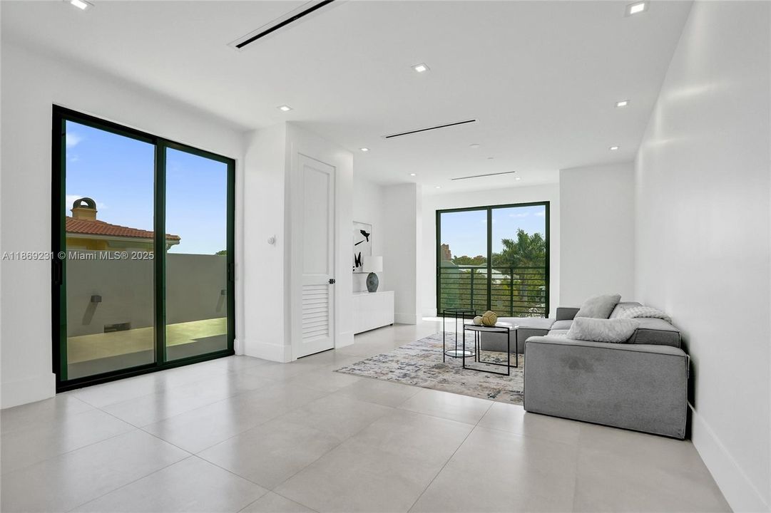 出租: $16,500 (5 贝兹, 4 浴室, 3041 平方英尺)