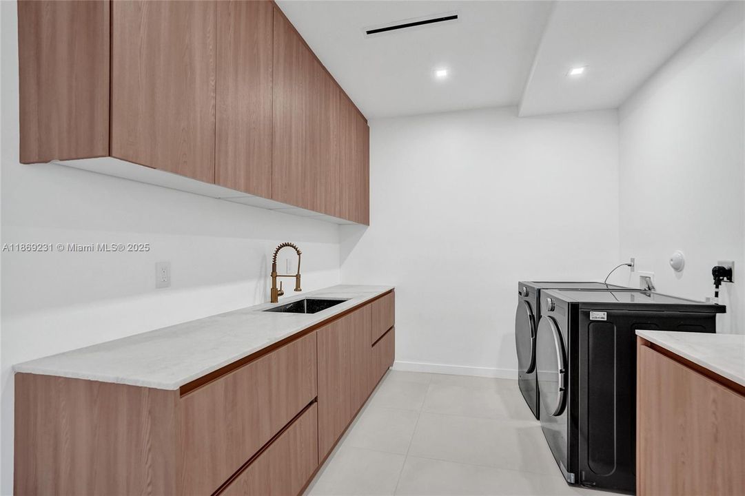 出租: $16,500 (5 贝兹, 4 浴室, 3041 平方英尺)