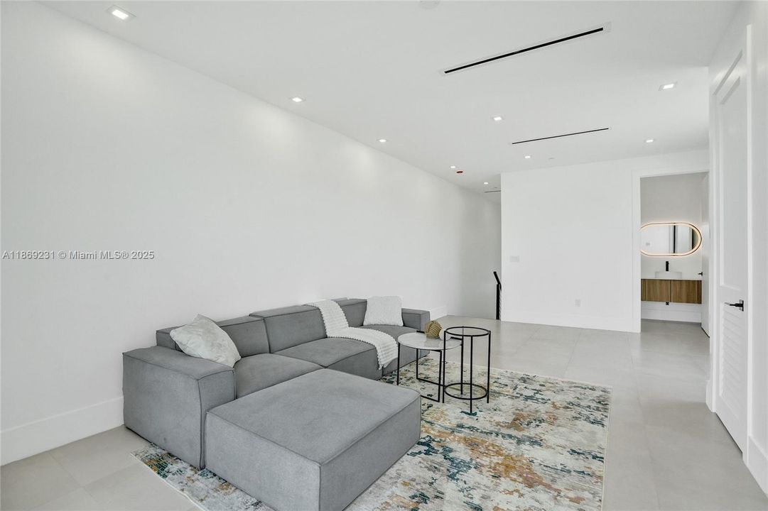 出租: $16,500 (5 贝兹, 4 浴室, 3041 平方英尺)