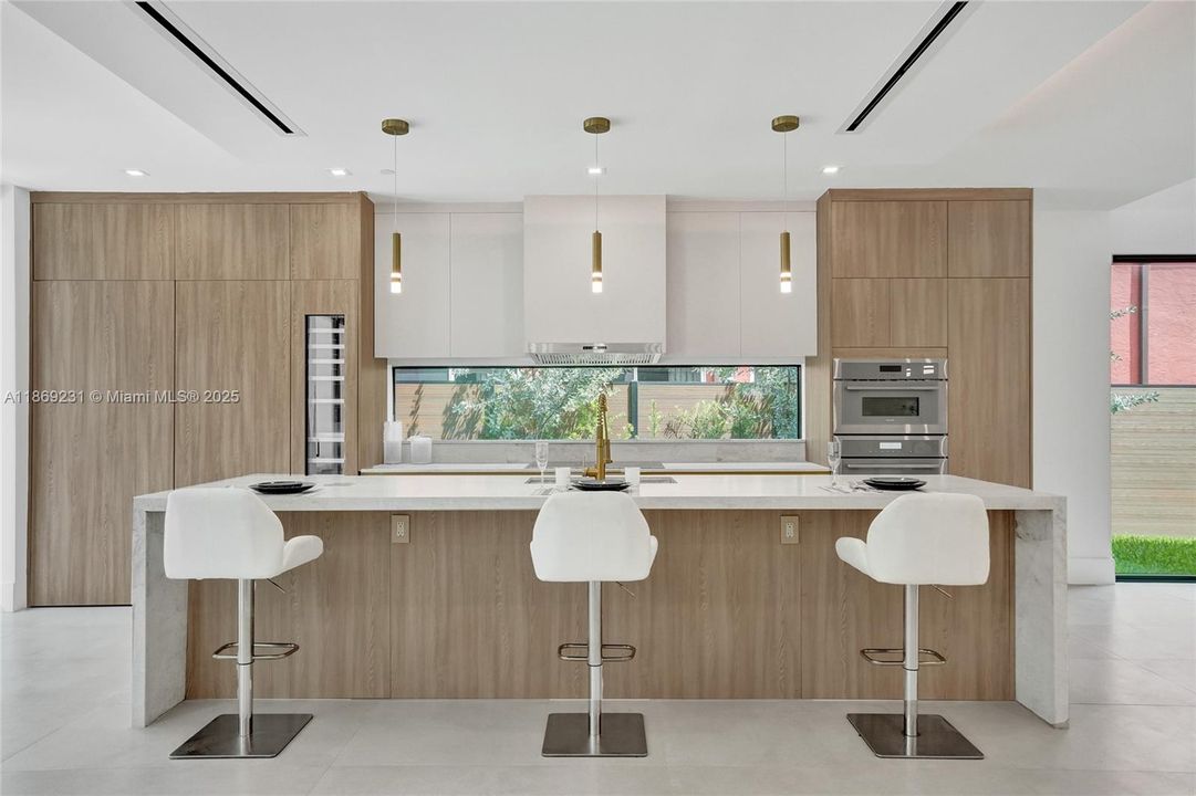 出租: $16,500 (5 贝兹, 4 浴室, 3041 平方英尺)