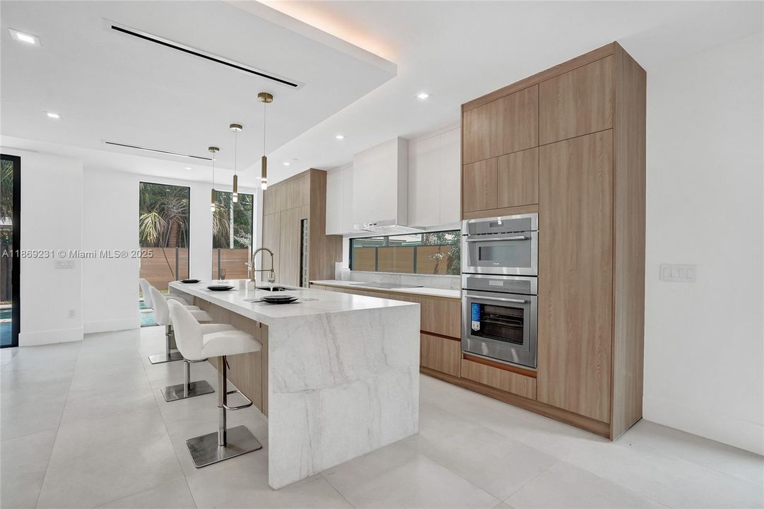 出租: $16,500 (5 贝兹, 4 浴室, 3041 平方英尺)