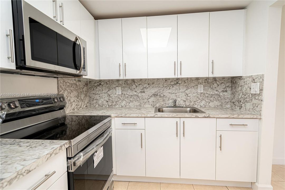 待售: $95,000 (1 贝兹, 1 浴室, 760 平方英尺)