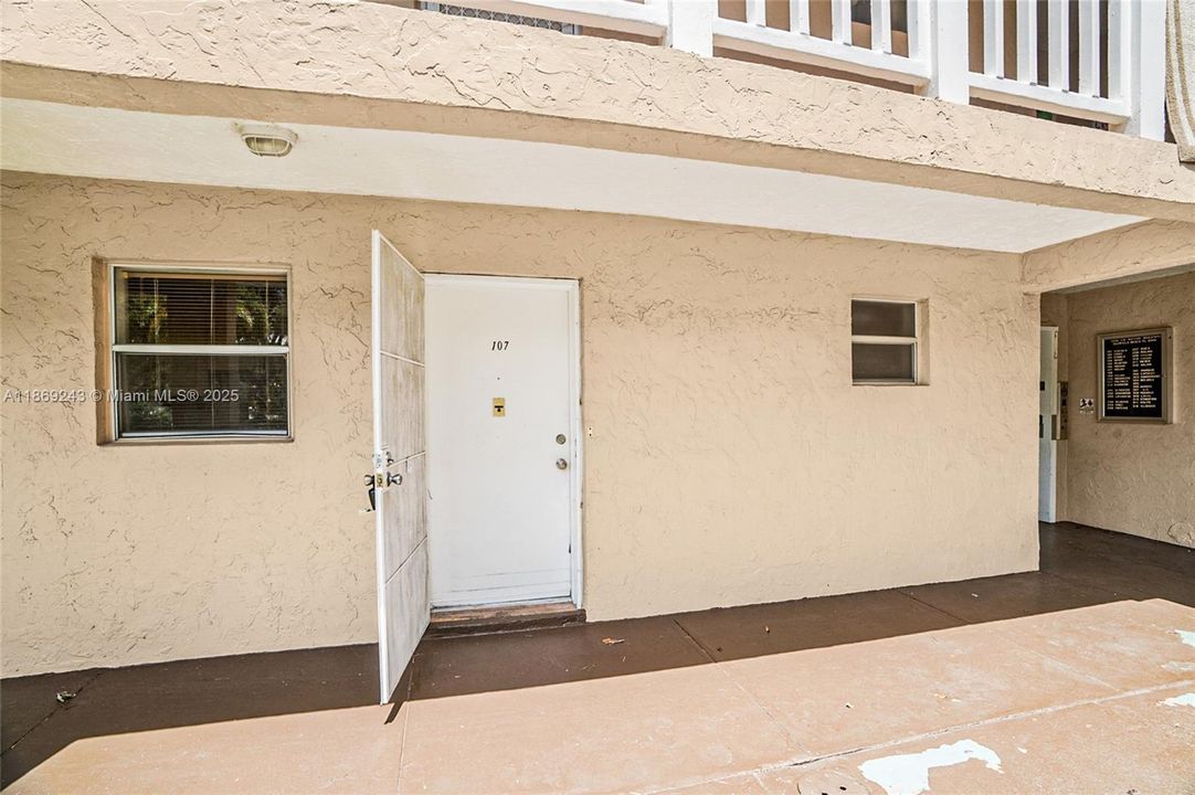 待售: $77,000 (1 贝兹, 1 浴室, 652 平方英尺)