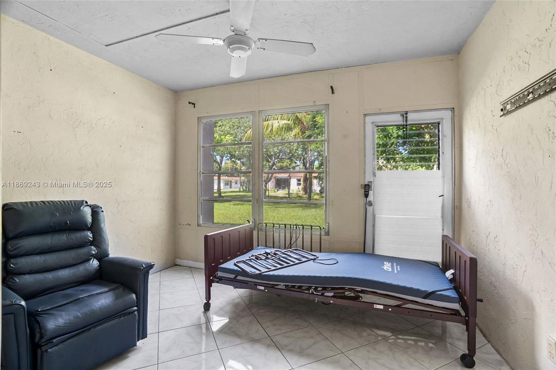 待售: $77,000 (1 贝兹, 1 浴室, 652 平方英尺)