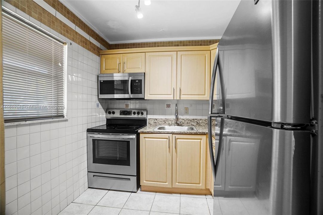 待售: $77,000 (1 贝兹, 1 浴室, 652 平方英尺)