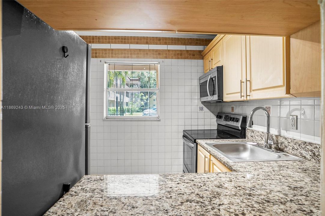 待售: $77,000 (1 贝兹, 1 浴室, 652 平方英尺)