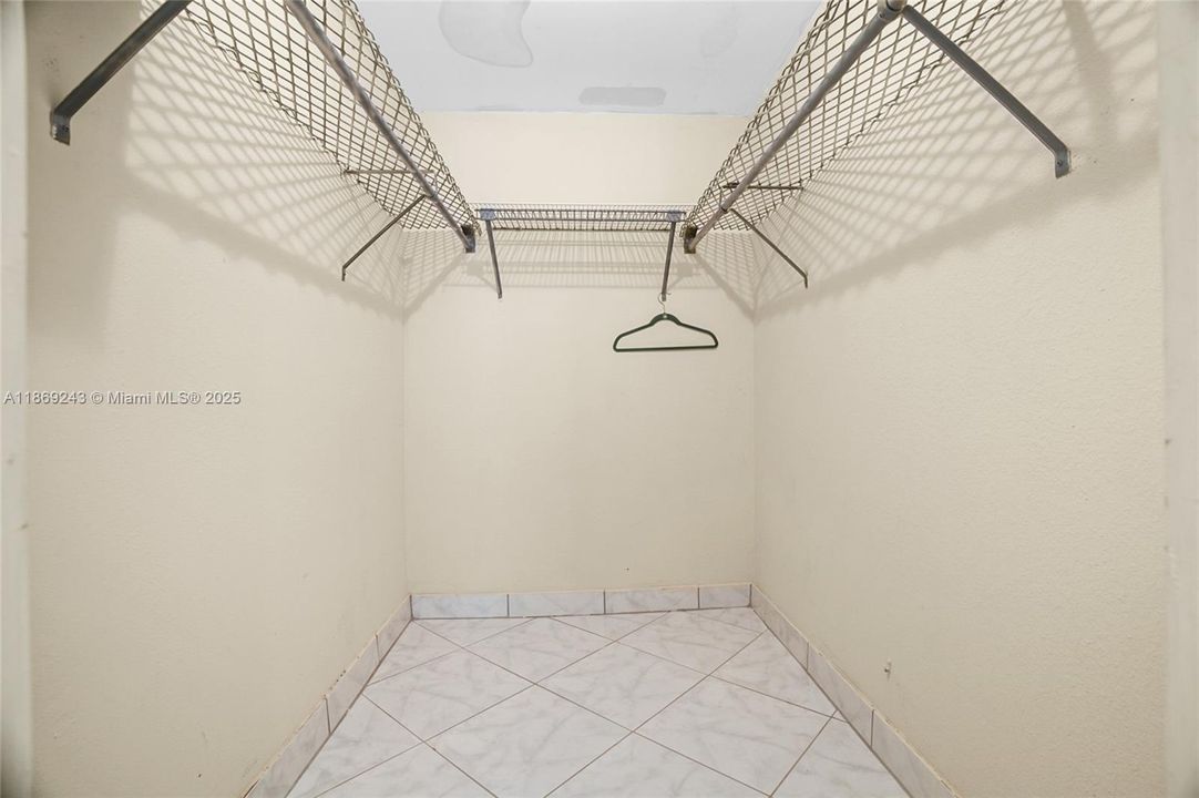 待售: $77,000 (1 贝兹, 1 浴室, 652 平方英尺)