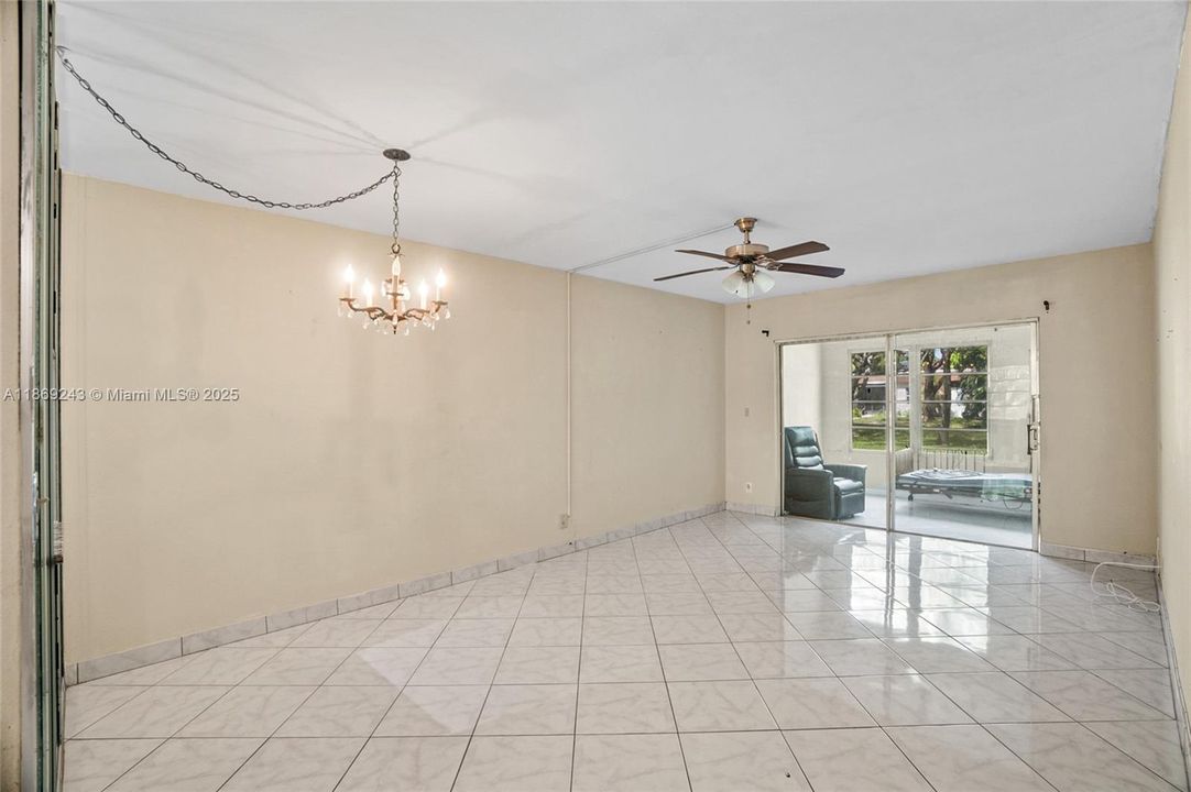 待售: $77,000 (1 贝兹, 1 浴室, 652 平方英尺)