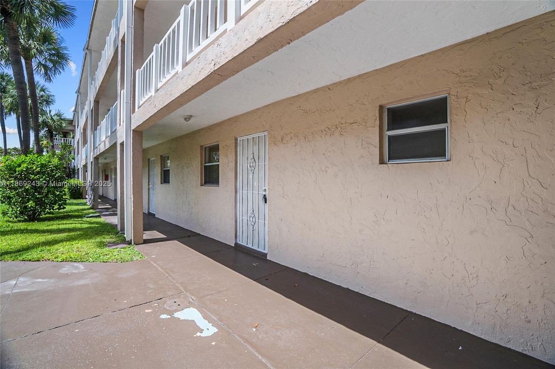 待售: $77,000 (1 贝兹, 1 浴室, 652 平方英尺)