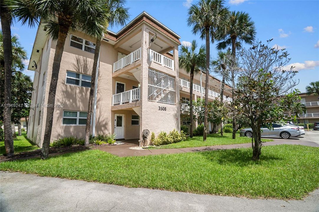 待售: $77,000 (1 贝兹, 1 浴室, 652 平方英尺)