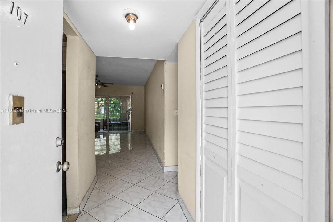 待售: $77,000 (1 贝兹, 1 浴室, 652 平方英尺)