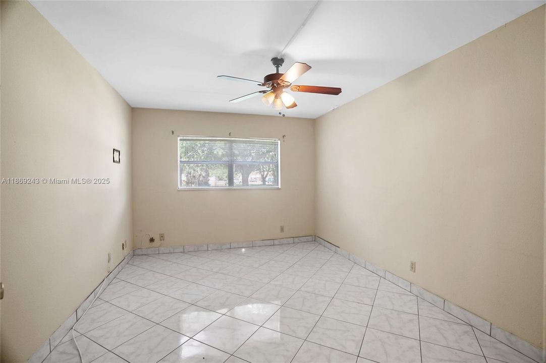 待售: $77,000 (1 贝兹, 1 浴室, 652 平方英尺)