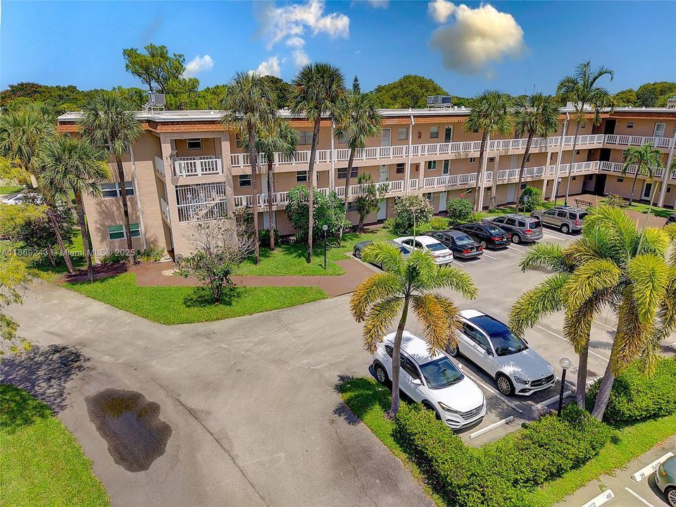 待售: $77,000 (1 贝兹, 1 浴室, 652 平方英尺)