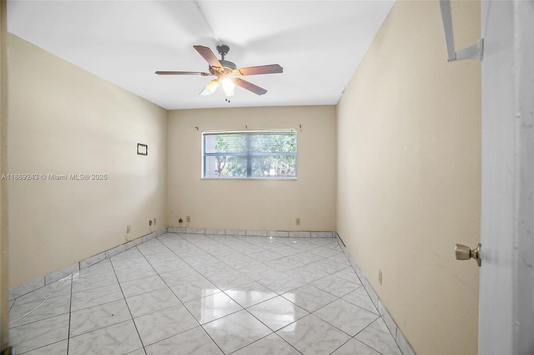 待售: $77,000 (1 贝兹, 1 浴室, 652 平方英尺)