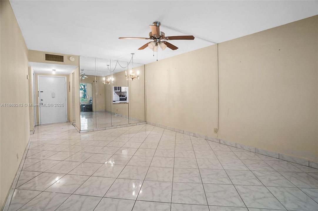 待售: $77,000 (1 贝兹, 1 浴室, 652 平方英尺)