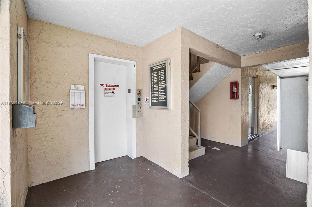 待售: $77,000 (1 贝兹, 1 浴室, 652 平方英尺)