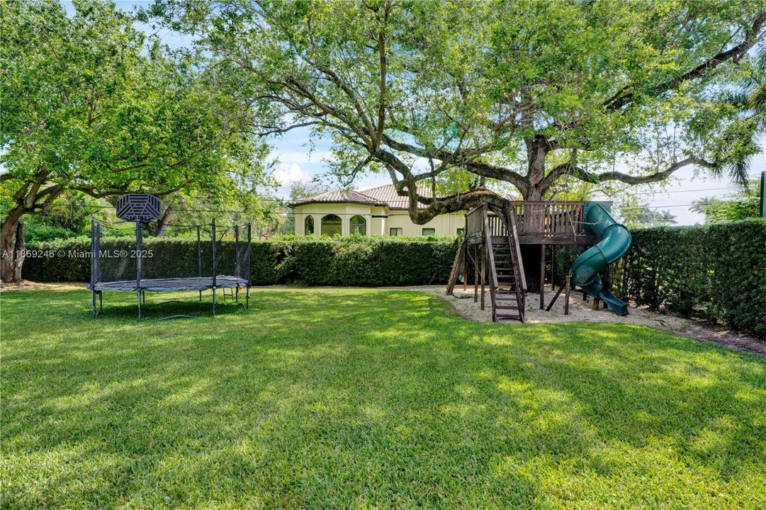 Active With Contract: $1,850,000 (4 beds, 3 baths, 2628 Square Feet)