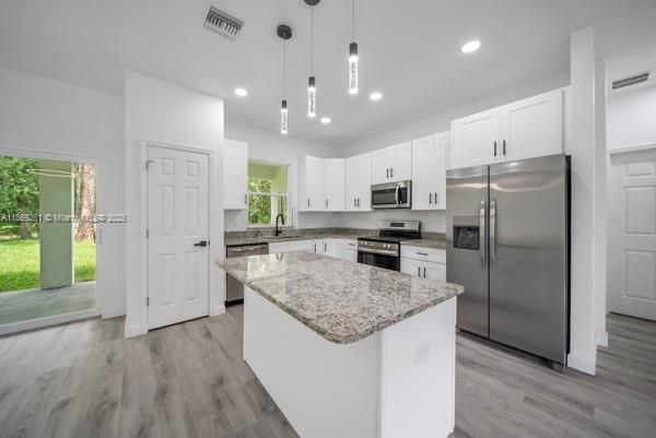 For Sale: $367,490 (3 beds, 3 baths, 1723 Square Feet)