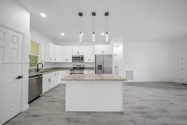 For Sale: $367,490 (3 beds, 3 baths, 1723 Square Feet)