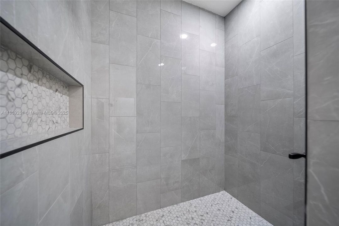 For Sale: $367,490 (3 beds, 3 baths, 1723 Square Feet)