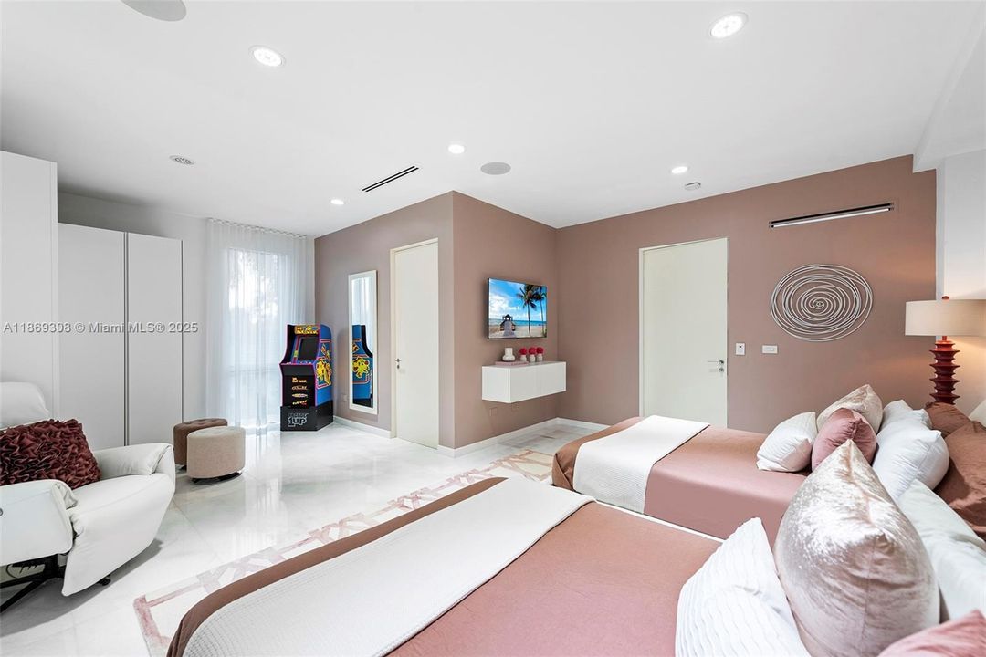 For Rent: $64,950 (7 beds, 7 baths, 8143 Square Feet)