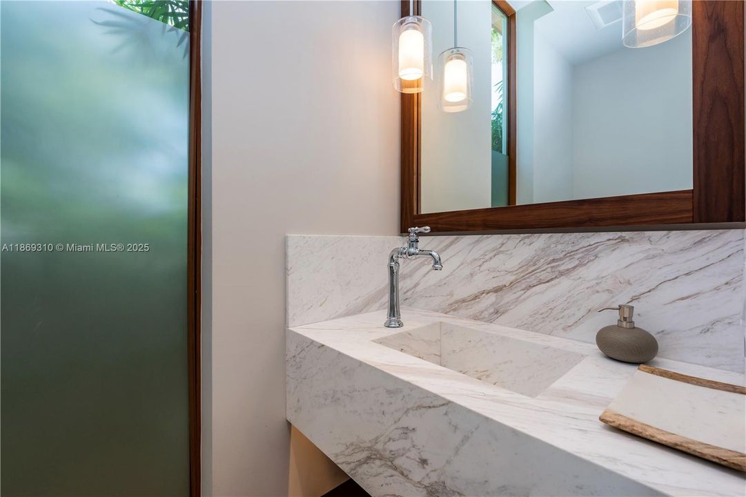 出租: $57,490 (6 贝兹, 5 浴室, 4482 平方英尺)