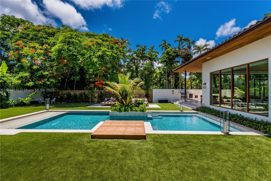 出租: $57,490 (6 贝兹, 5 浴室, 4482 平方英尺)