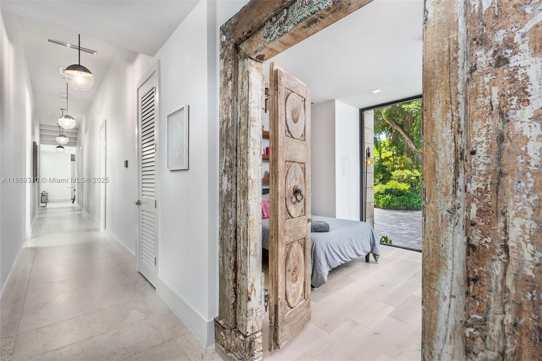 出租: $57,490 (6 贝兹, 5 浴室, 4482 平方英尺)