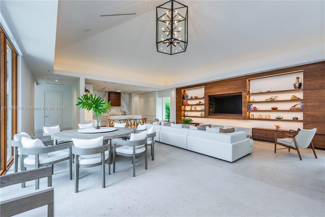 出租: $57,490 (6 贝兹, 5 浴室, 4482 平方英尺)