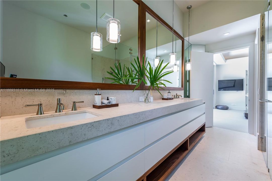 出租: $57,490 (6 贝兹, 5 浴室, 4482 平方英尺)