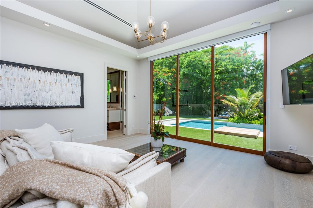 出租: $57,490 (6 贝兹, 5 浴室, 4482 平方英尺)