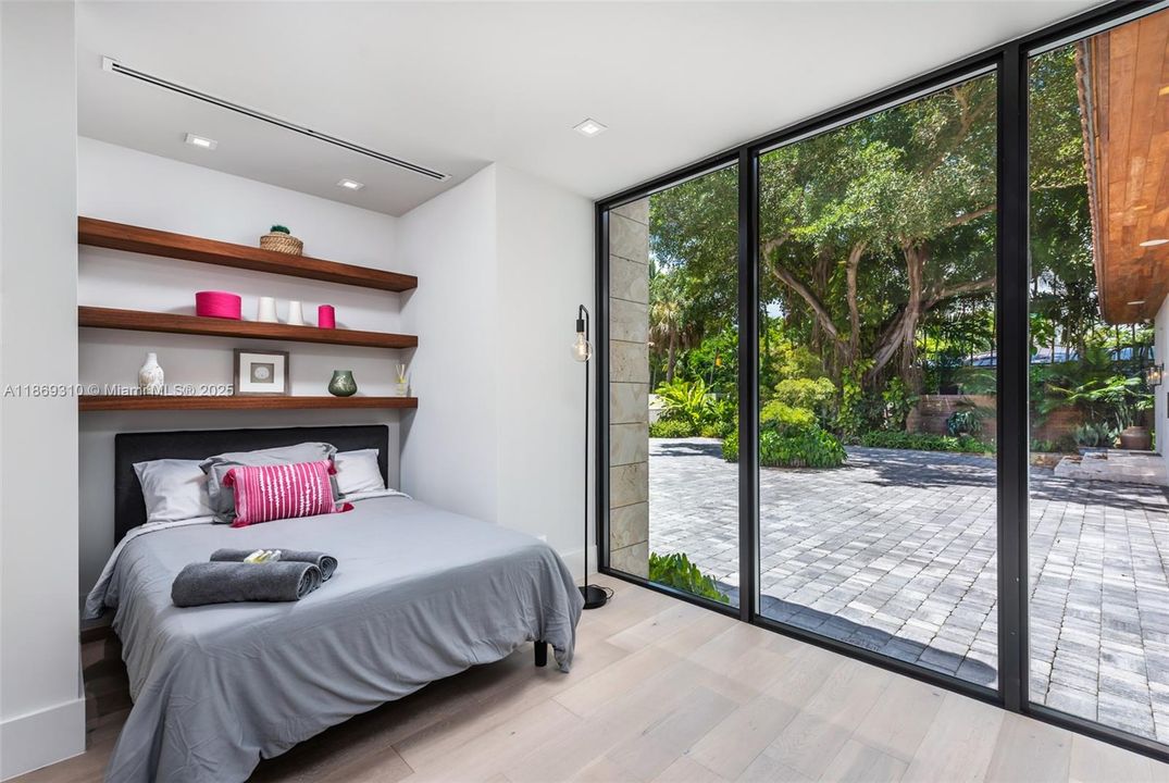 出租: $57,490 (6 贝兹, 5 浴室, 4482 平方英尺)