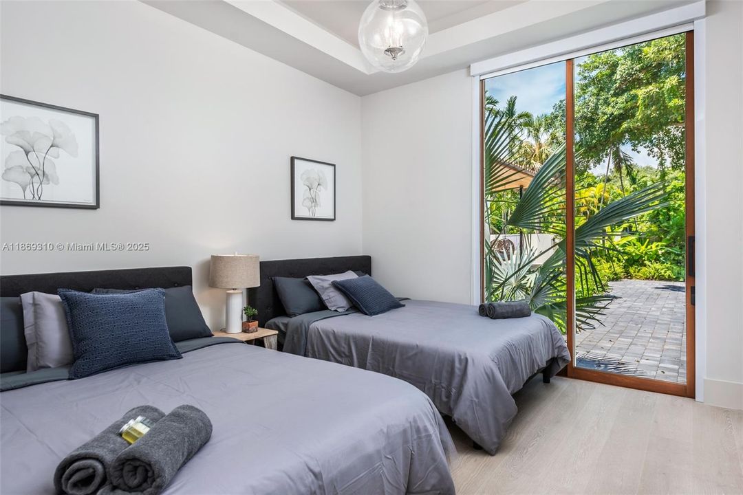 出租: $57,490 (6 贝兹, 5 浴室, 4482 平方英尺)