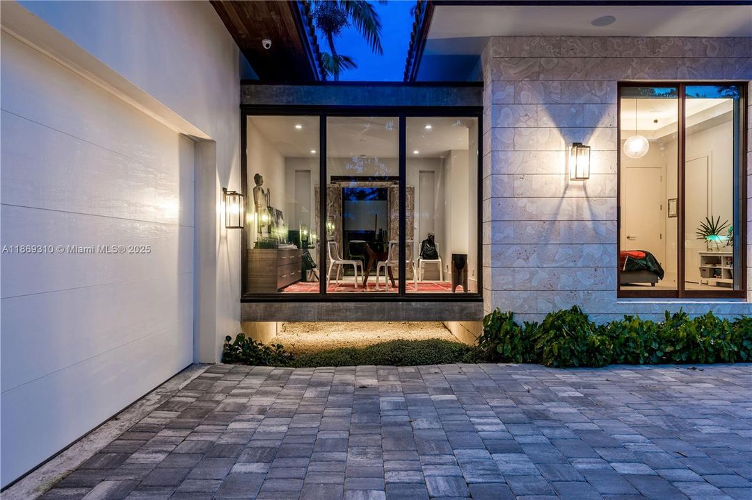 出租: $57,490 (6 贝兹, 5 浴室, 4482 平方英尺)