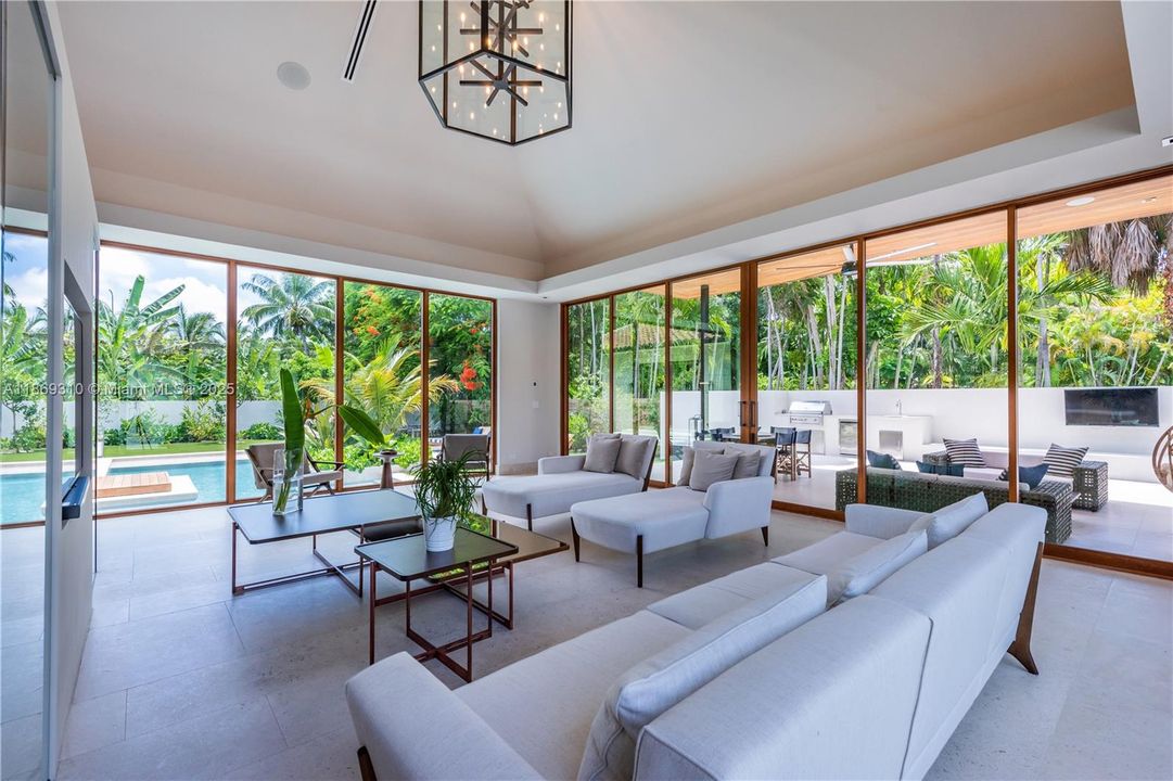 出租: $57,490 (6 贝兹, 5 浴室, 4482 平方英尺)