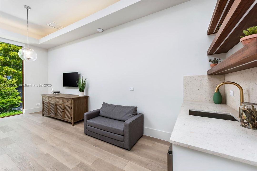 出租: $57,490 (6 贝兹, 5 浴室, 4482 平方英尺)