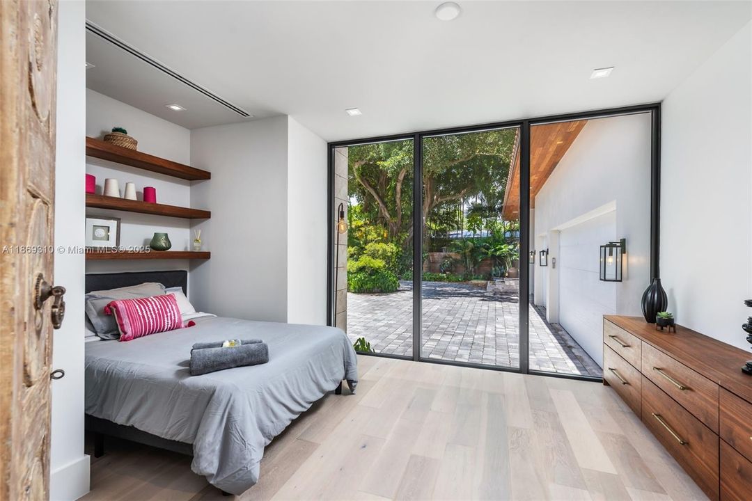 出租: $57,490 (6 贝兹, 5 浴室, 4482 平方英尺)