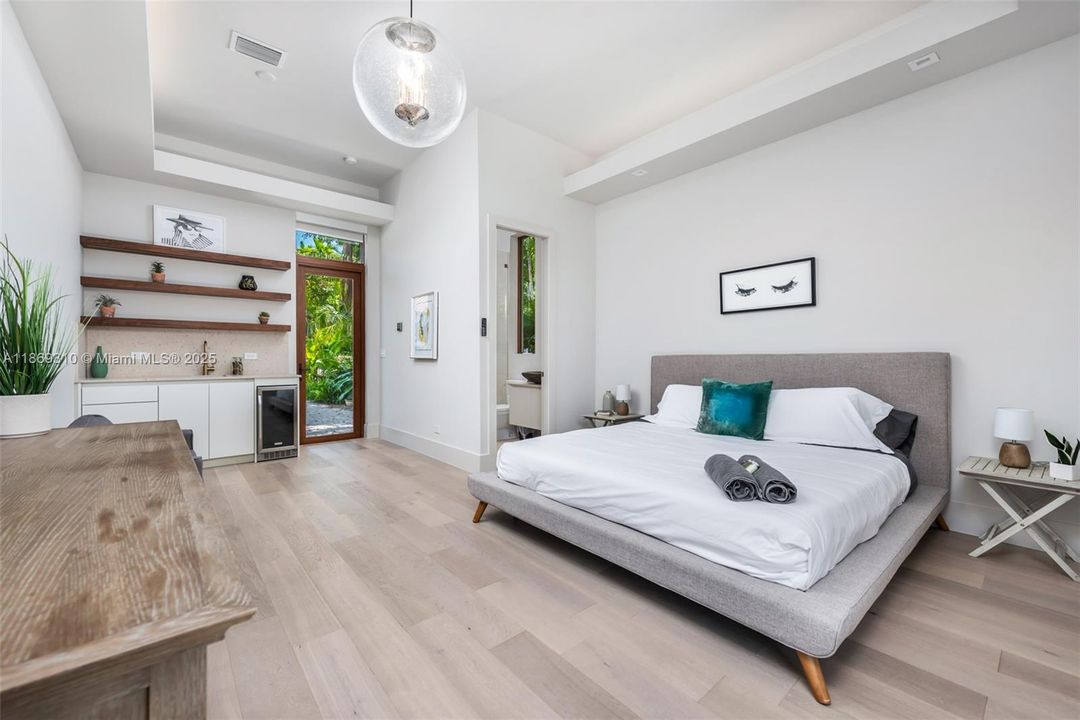 出租: $57,490 (6 贝兹, 5 浴室, 4482 平方英尺)