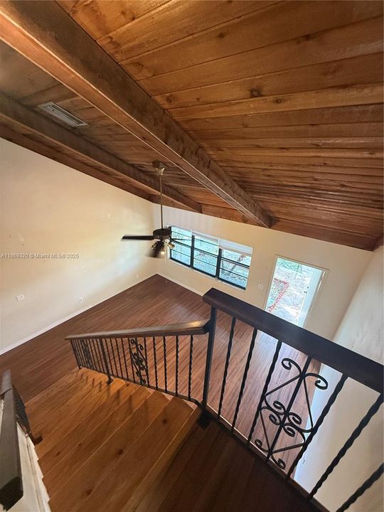 Recently Sold: $299,900 (1 beds, 1 baths, 990 Square Feet)