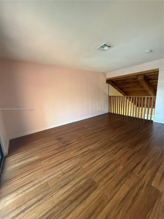 Recently Sold: $299,900 (1 beds, 1 baths, 990 Square Feet)